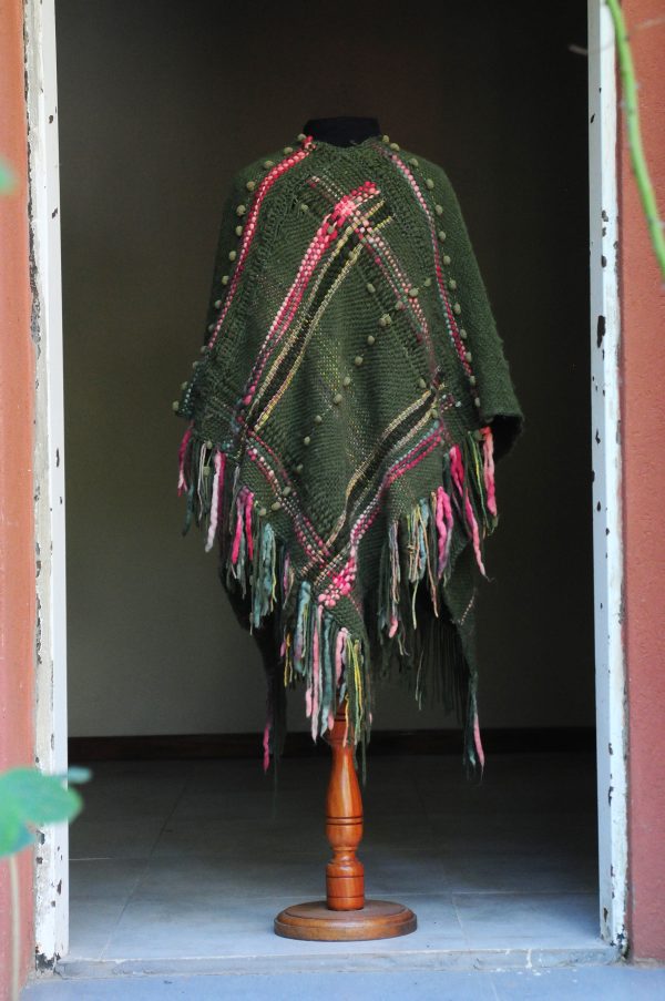 Ruana Poncho Verde. - Imagen 2