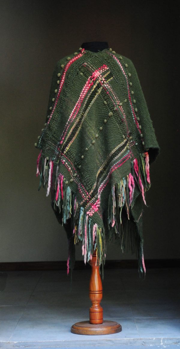 Ruana Poncho Verde. - Imagen 3